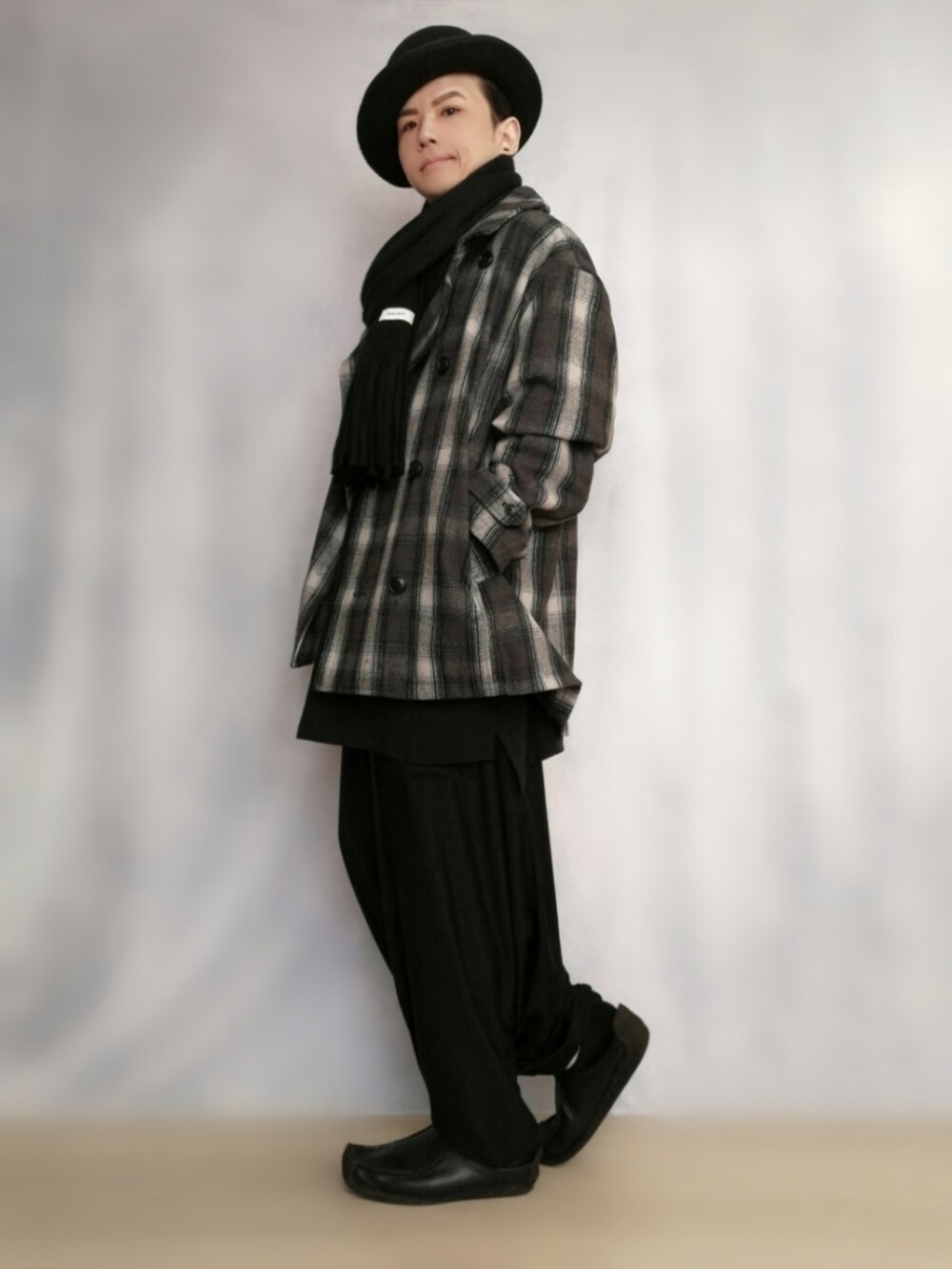 ブラック系のその他パンツ、ブラック系のスリッポン、ブラック系のシャツ/ブラウスを着用したメンズの秋コーディネートの2枚目の写真