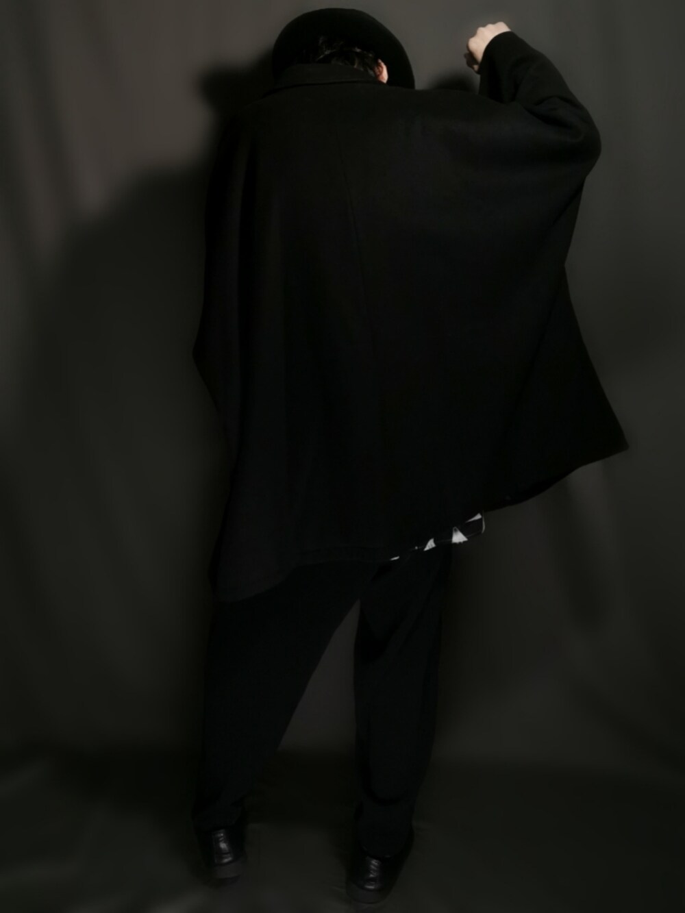 ブラック系のジャケット/アウター、ブラック系のシャツ/ブラウス、ブラック系のその他パンツを着用したメンズの秋コーディネートの5枚目の写真