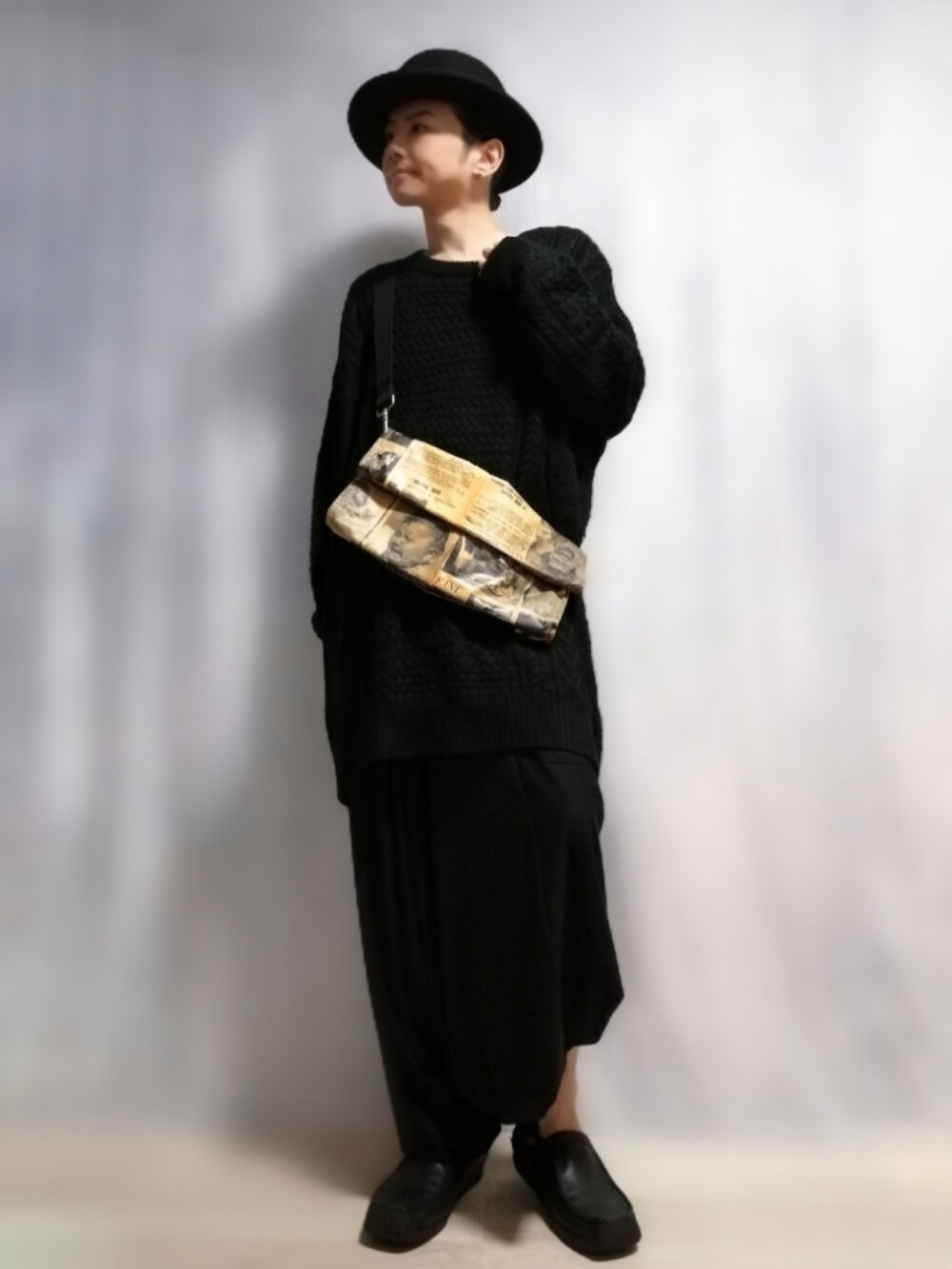 ベージュ系のショルダーバッグ、ブラック系のその他パンツ、ブラック系のスリッポンを着用したメンズの秋コーディネートの2枚目の写真