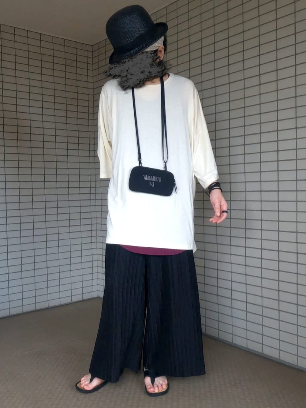 ホワイト系のTシャツ/カットソー、ブラック系のショルダーバッグ、ブラック系のその他パンツを着用したメンズの夏コーディネートの3枚目の写真