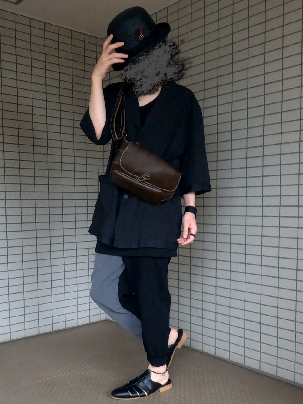 ブラック系のテーラードジャケット、ブラウン系のショルダーバッグ、グレー系のパンツを着用したメンズの夏コーディネートの2枚目の写真