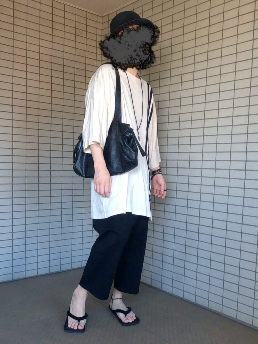 ブラック系のボストンバッグ、ホワイト系のTシャツ/カットソー、ブラック系のその他パンツを着用したメンズの夏コーディネートの2枚目の写真