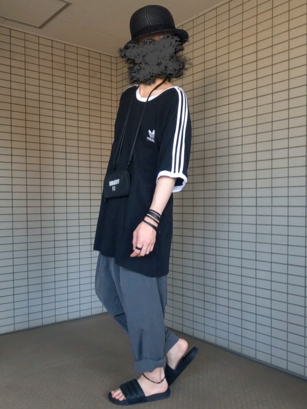 ブラック系のTシャツ/カットソー、ブラック系のショルダーバッグ、グレー系のその他パンツを着用したメンズの夏コーディネートの2枚目の写真