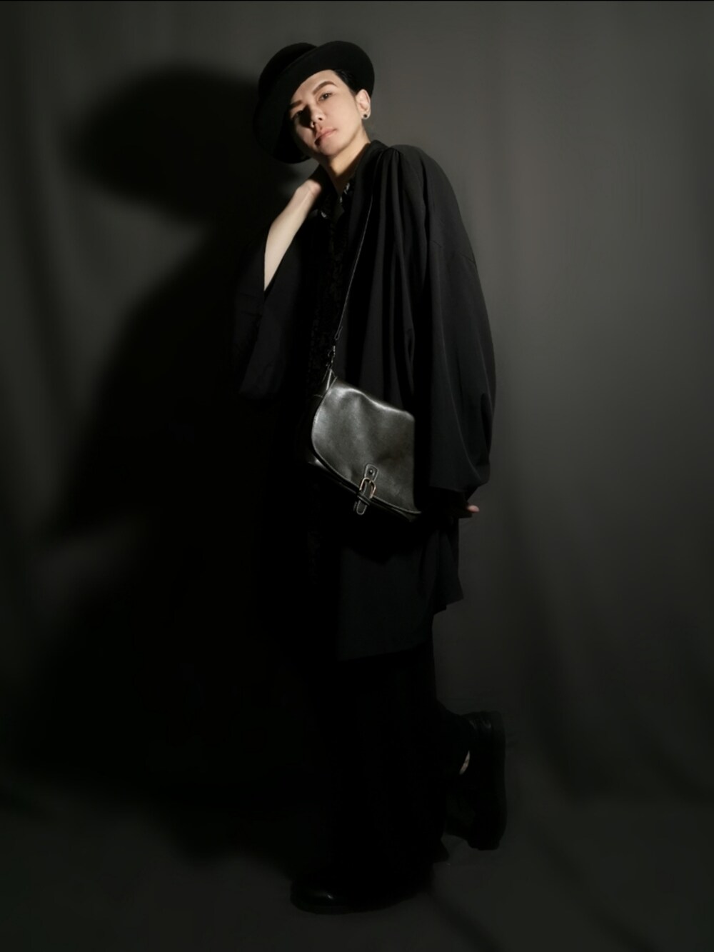 ブラウン系のショルダーバッグ、ブラック系のシャツ/ブラウス、ブラック系のジャケット/アウターを着用したメンズの秋コーディネートの2枚目の写真