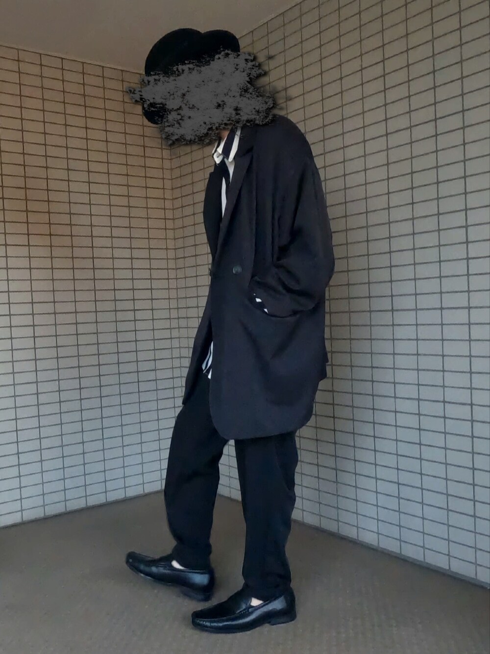 ブラック系のテーラードジャケット、ホワイト系のシャツ/ブラウス、ブラック系のパンツを着用したメンズの秋コーディネートの2枚目の写真