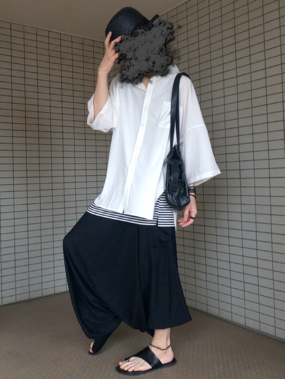 ホワイト系のシャツ/ブラウス、ブラック系のサンダル、ブラック系のタンクトップを着用したメンズの秋コーディネートの2枚目の写真