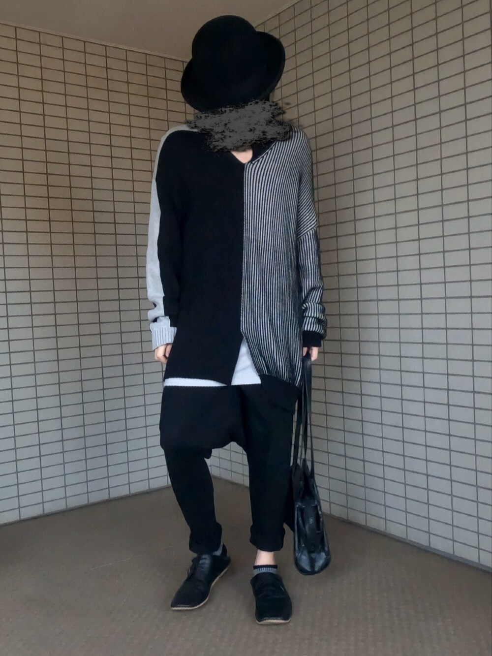 ブラック系のニット/セーター、ブラック系のボストンバッグ、ブラック系のスリッポンを着用したメンズの秋コーディネートの3枚目の写真