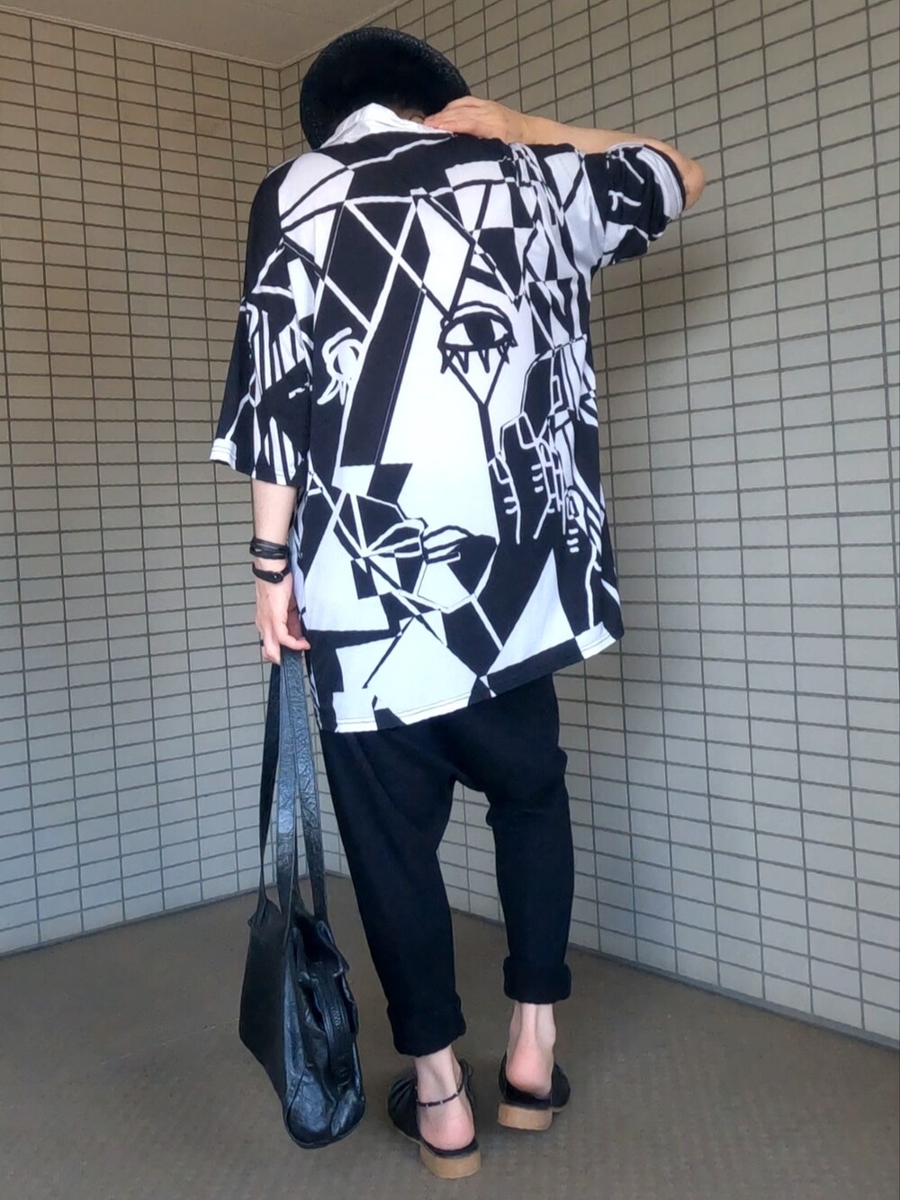 ホワイト系のTシャツ/カットソー、ブラック系のその他パンツ、ブラック系のボストンバッグを着用したメンズの夏コーディネートの4枚目の写真
