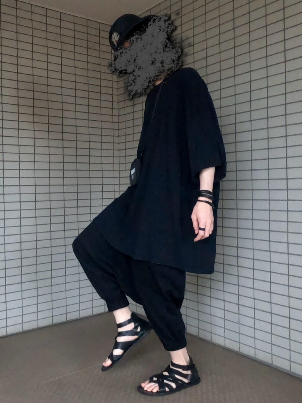 ブラック系のショルダーバッグ、ブラック系のTシャツ/カットソー、ブラック系のその他パンツを着用したメンズの夏コーディネートの4枚目の写真