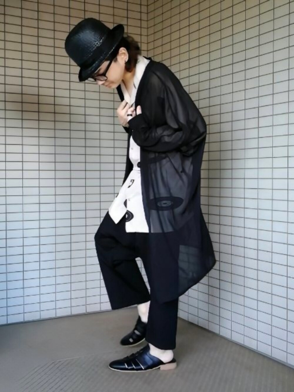 ブラック系のカーディガン/ボレロ、ホワイト系のシャツ/ブラウス、ブラック系のサンダルを着用したメンズの夏コーディネートの2枚目の写真