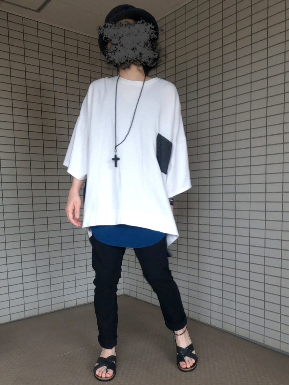 ブラック系のパンツ、ブラック系のサンダル、ホワイト系のTシャツ/カットソーを着用したメンズの夏コーディネートの3枚目の写真