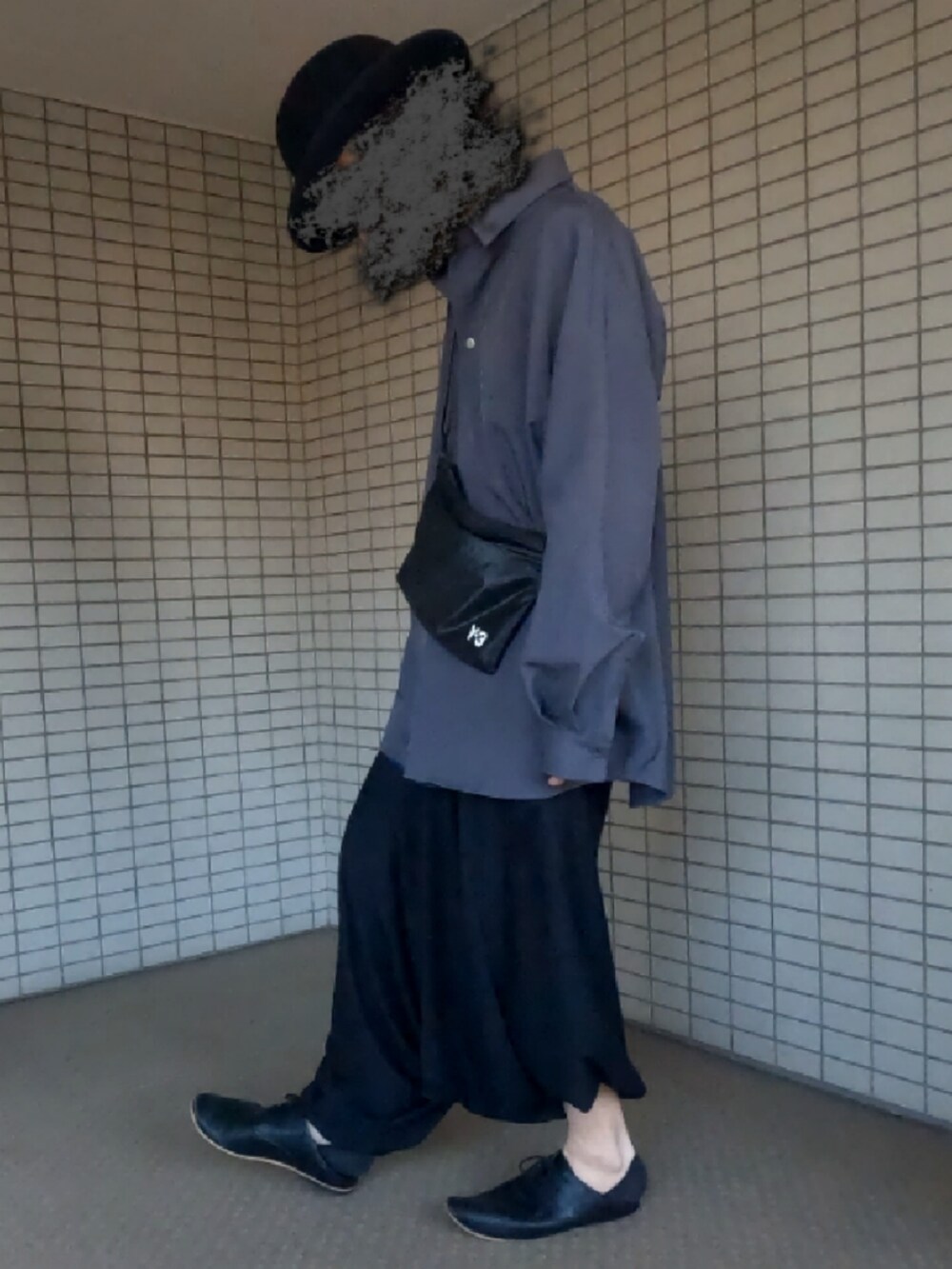 ブラック系のショルダーバッグ、グレー系のシャツ/ブラウス、ブラック系のドレスシューズを着用したメンズの春コーディネートの2枚目の写真