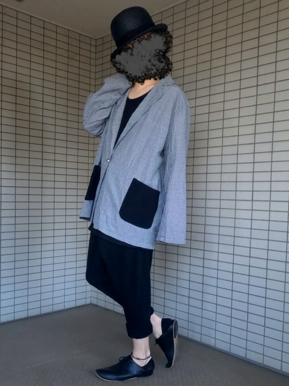 ホワイト系のテーラードジャケット、ブラック系のその他パンツ、ブラック系のスリッポンを着用したメンズの夏コーディネートの2枚目の写真