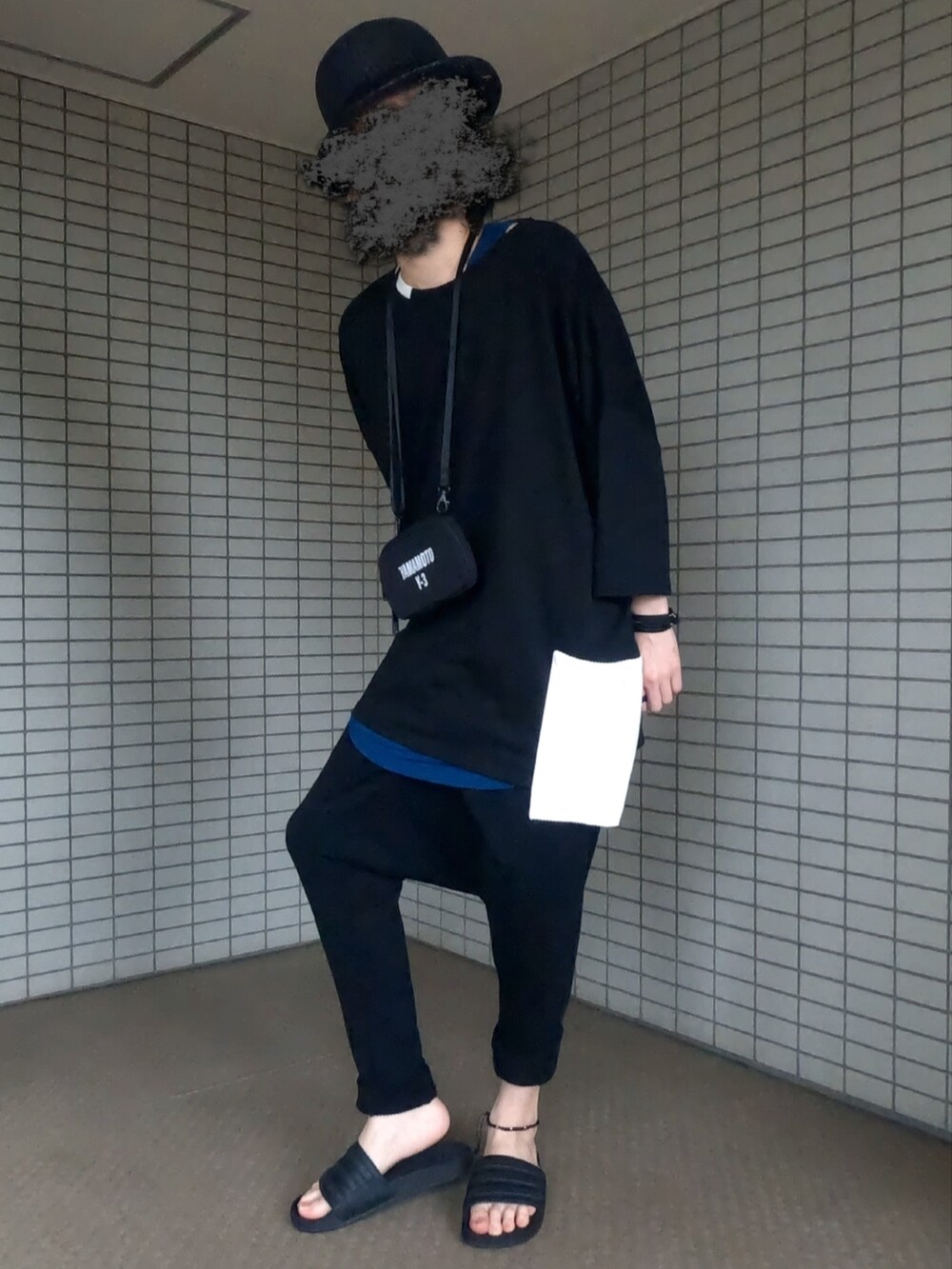 ブラック系のTシャツ/カットソー、ブラック系のショルダーバッグ、ブラック系のその他パンツを着用したメンズの夏コーディネートの2枚目の写真