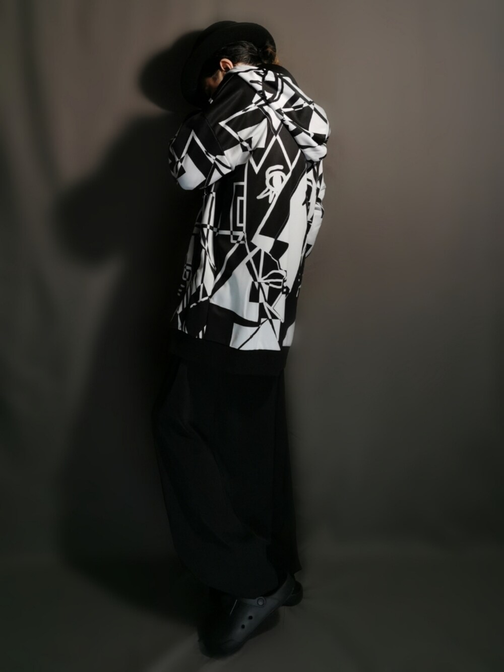 その他のパーカー、パープル系のTシャツ/カットソー、ブラック系のサンダルを着用したメンズの秋コーディネートの4枚目の写真