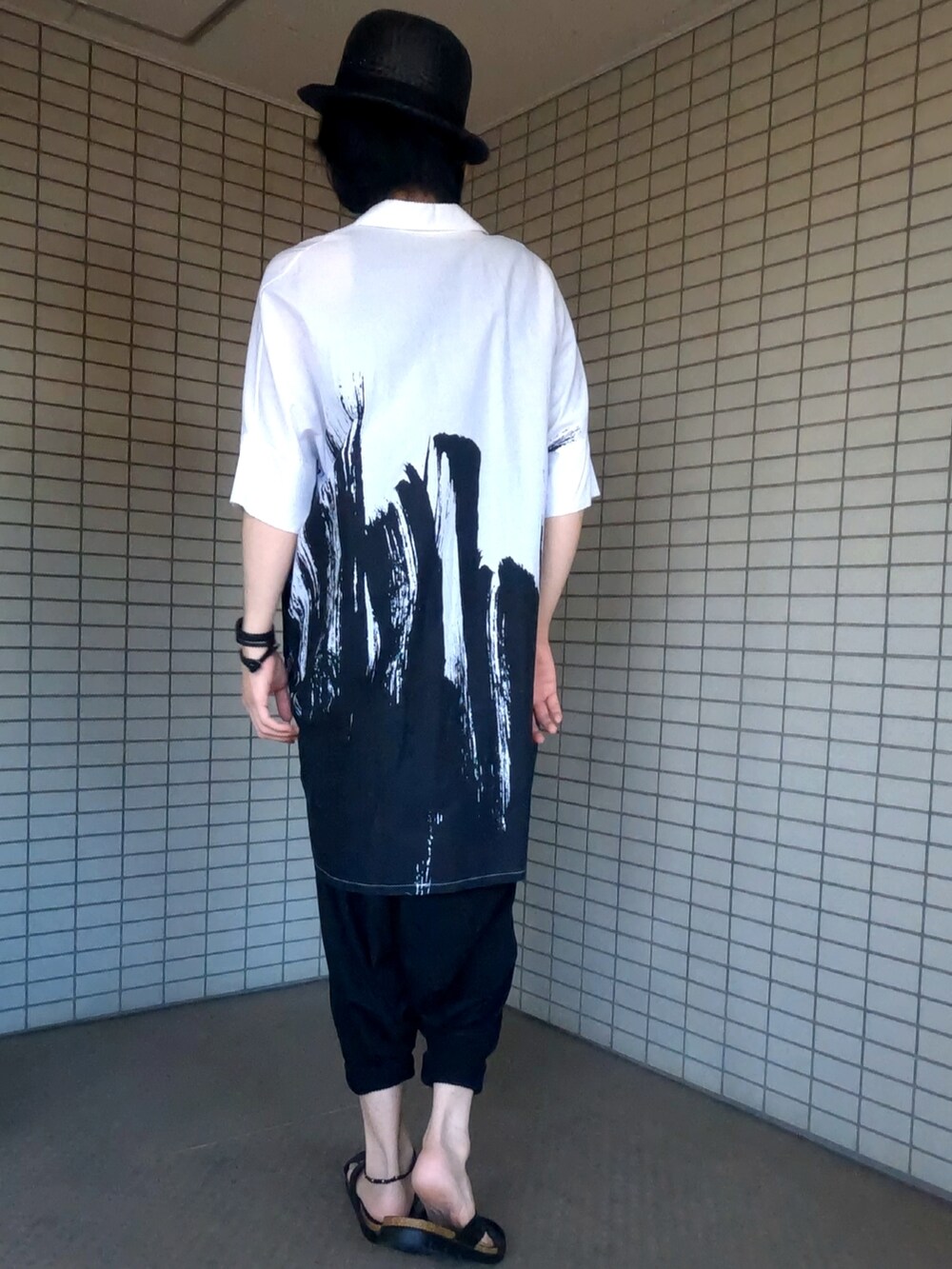 ホワイト系のシャツ/ブラウス、ブラウン系のボストンバッグ、ブラック系のその他パンツを着用したメンズの夏コーディネートの5枚目の写真