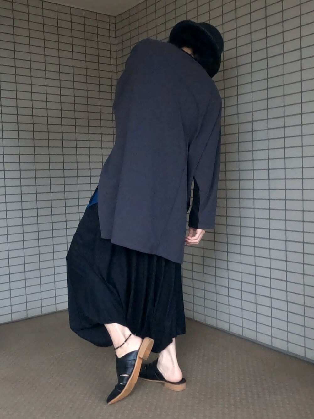 ブラック系のTシャツ/カットソー、ブラック系のショルダーバッグ、ブラック系のサンダルを着用したメンズの秋コーディネートの4枚目の写真