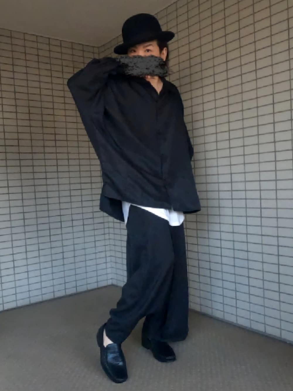 ブラック系のシャツ/ブラウス、ブラック系のその他パンツを着用したメンズの春コーディネートの2枚目の写真