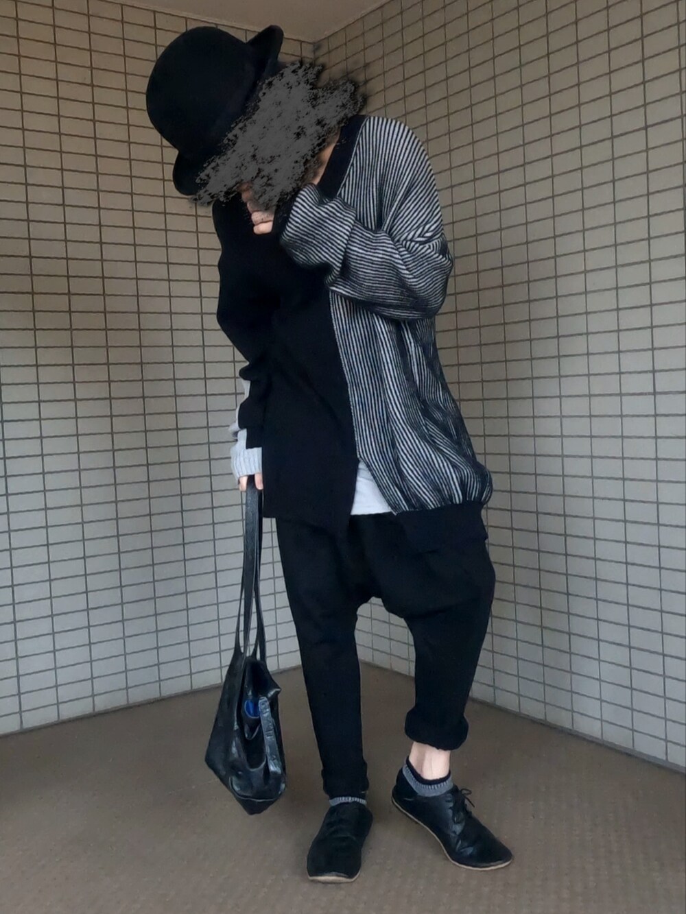 ブラック系のニット/セーター、ブラック系のボストンバッグ、ブラック系のスリッポンを着用したメンズの秋コーディネートの2枚目の写真