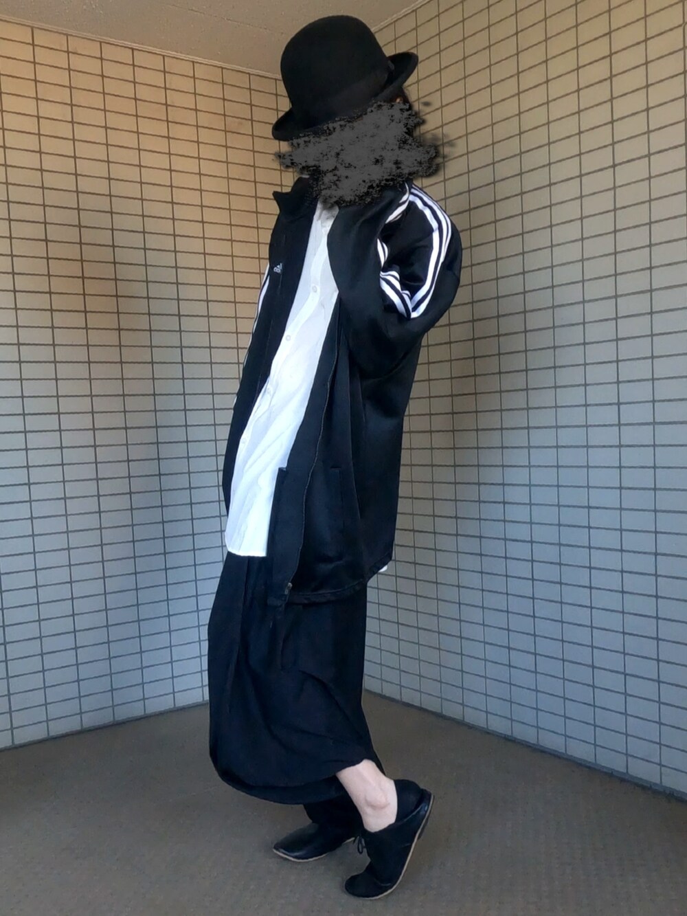ブラック系のブルゾン、ホワイト系のシャツ/ブラウスを着用したメンズの冬コーディネートの2枚目の写真