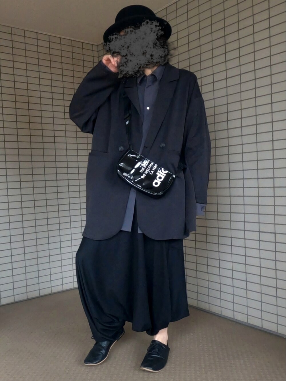 ブラック系のショルダーバッグ、ブラック系のテーラードジャケット、グレー系のシャツ/ブラウスを着用したメンズの春コーディネートの2枚目の写真