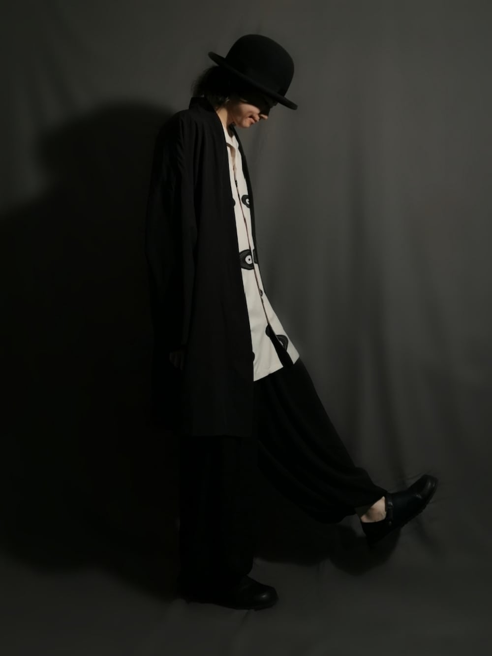 ホワイト系のシャツ/ブラウス、ブラック系のジャケット/アウター、ブラック系のスリッポンを着用したメンズの夏コーディネートの4枚目の写真