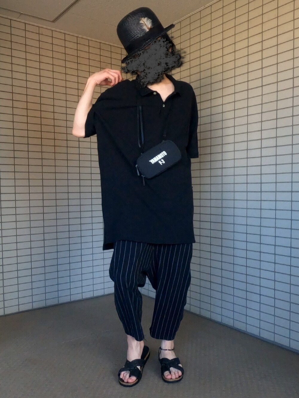 ブラック系のショルダーバッグ、ブラック系のポロシャツ、ブラック系のその他パンツを着用したメンズの夏コーディネートの2枚目の写真