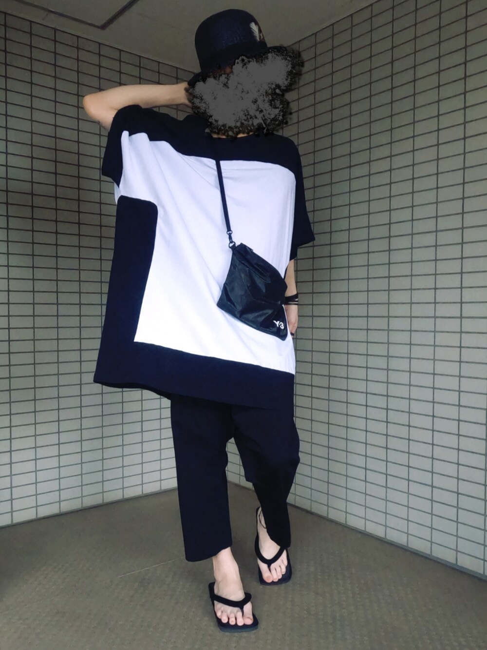 ホワイト系のTシャツ/カットソー、ブラック系のショルダーバッグ、ブラック系のその他パンツを着用したメンズの春コーディネートの2枚目の写真