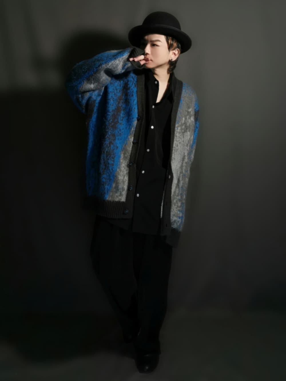 ブラック系のその他パンツ、グレー系のカーディガン/ボレロ、ブラック系のシャツ/ブラウスを着用したメンズの秋コーディネートの2枚目の写真