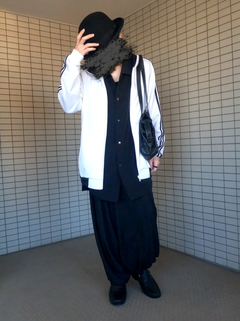 ブラック系のシャツ/ブラウスを着用したメンズの春コーディネートの2枚目の写真