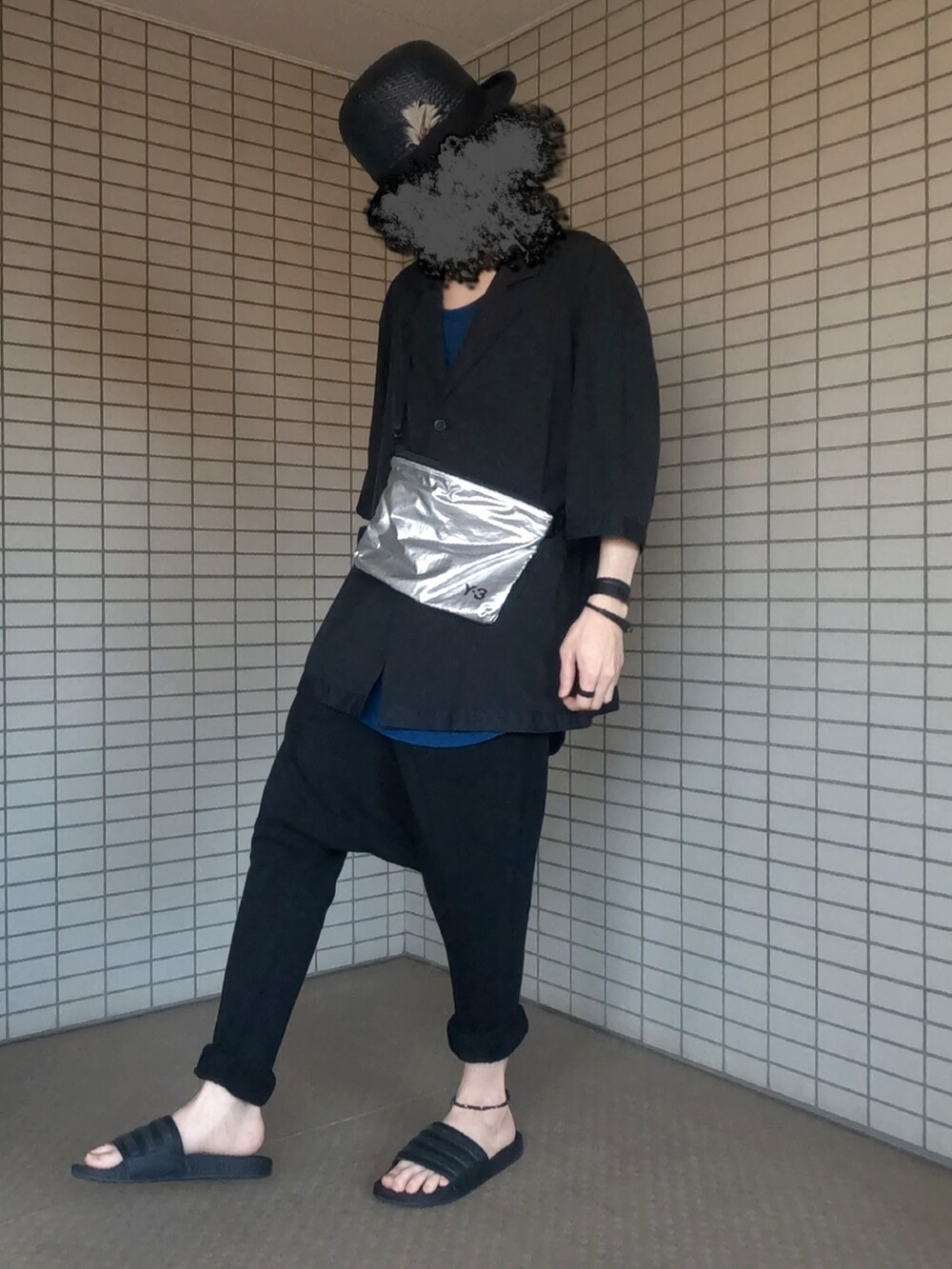 ブラック系のテーラードジャケット、シルバー系のショルダーバッグ、ブラック系のサンダルを着用したメンズの夏コーディネートの3枚目の写真