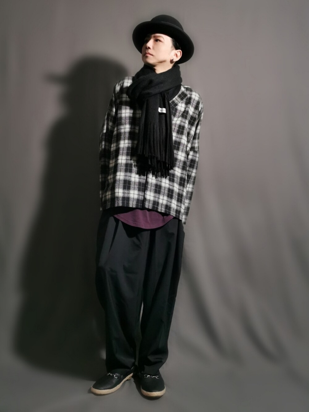 ブラック系のテーラードジャケット、ブラック系のパンツ、ブラック系のスリッポンを着用したメンズの冬コーディネートの2枚目の写真