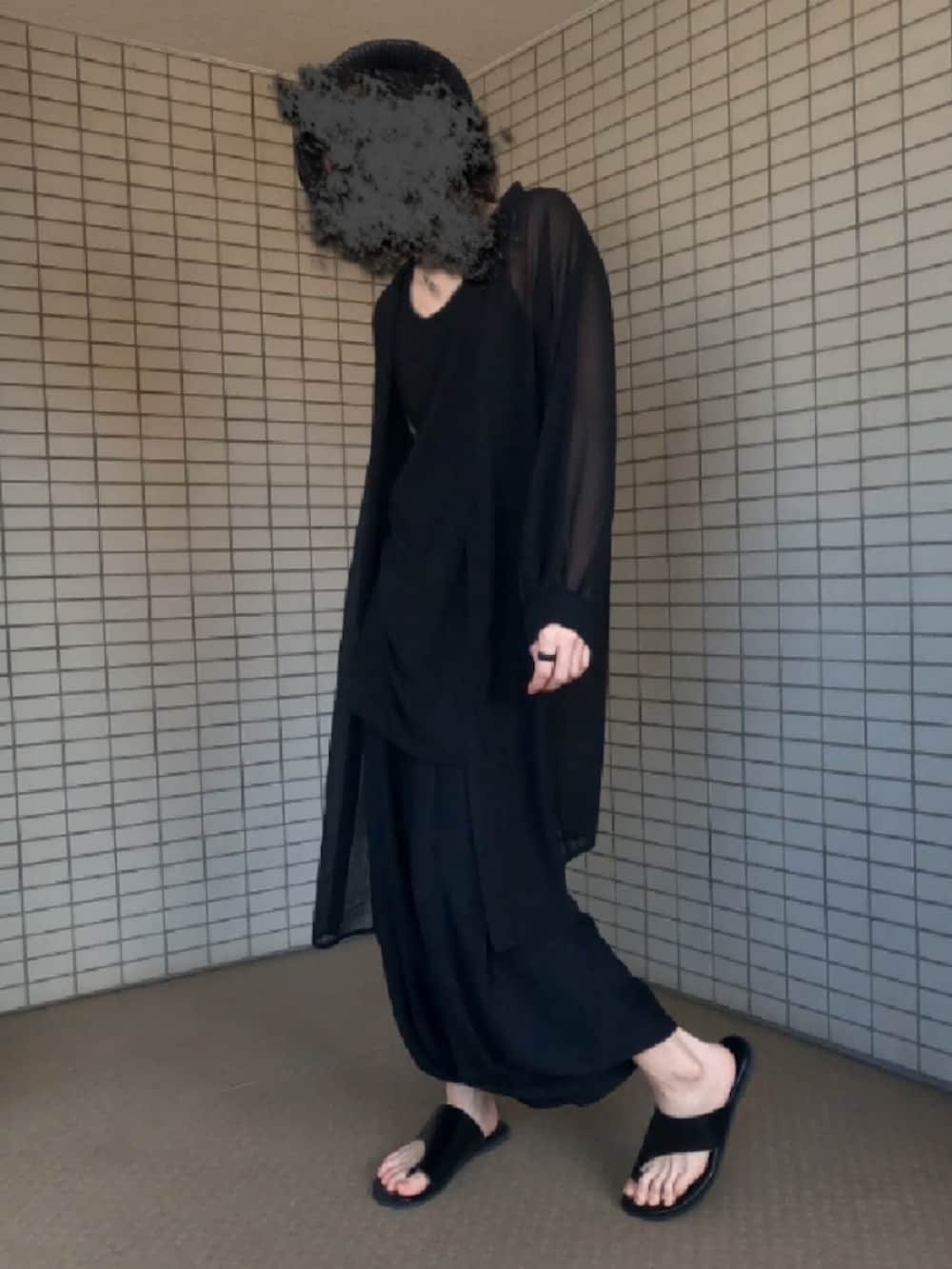 ブラック系のカーディガン/ボレロ、ブラック系のサンダル、ブラック系のショルダーバッグを着用したメンズの夏コーディネートの2枚目の写真