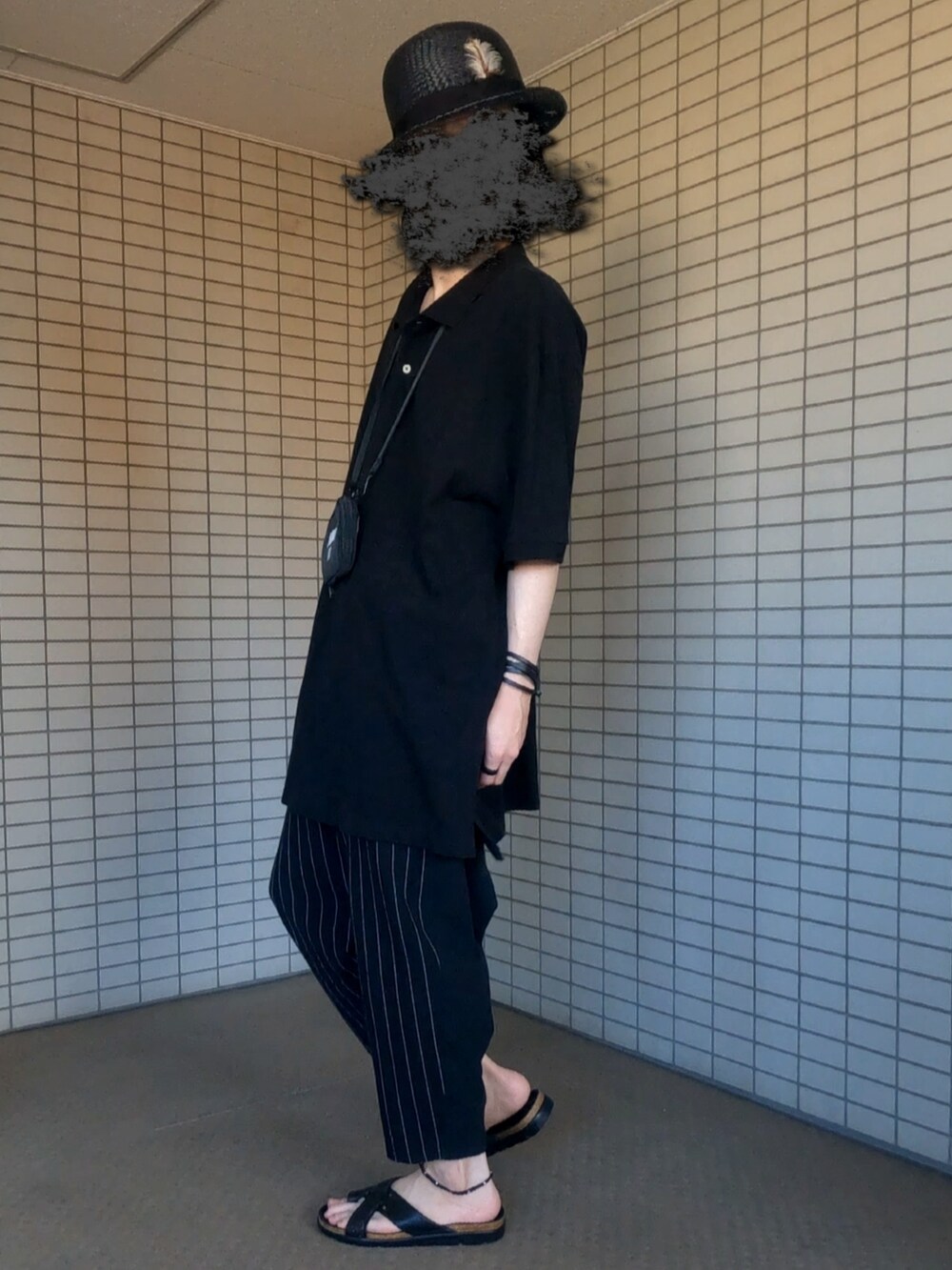 ブラック系のショルダーバッグ、ブラック系のポロシャツ、ブラック系のその他パンツを着用したメンズの夏コーディネートの3枚目の写真