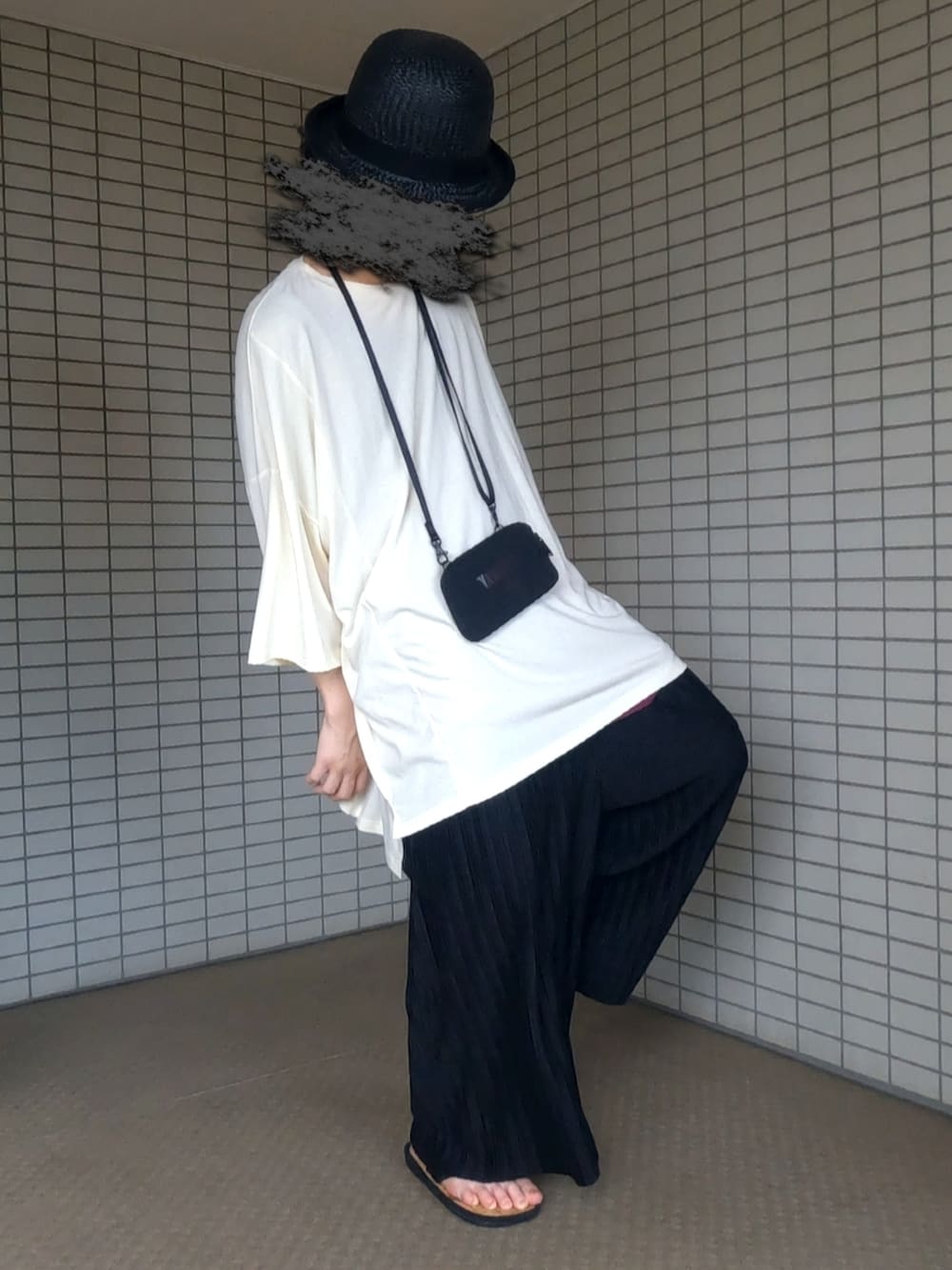 ホワイト系のTシャツ/カットソー、ブラック系のショルダーバッグ、ブラック系のその他パンツを着用したメンズの夏コーディネートの2枚目の写真