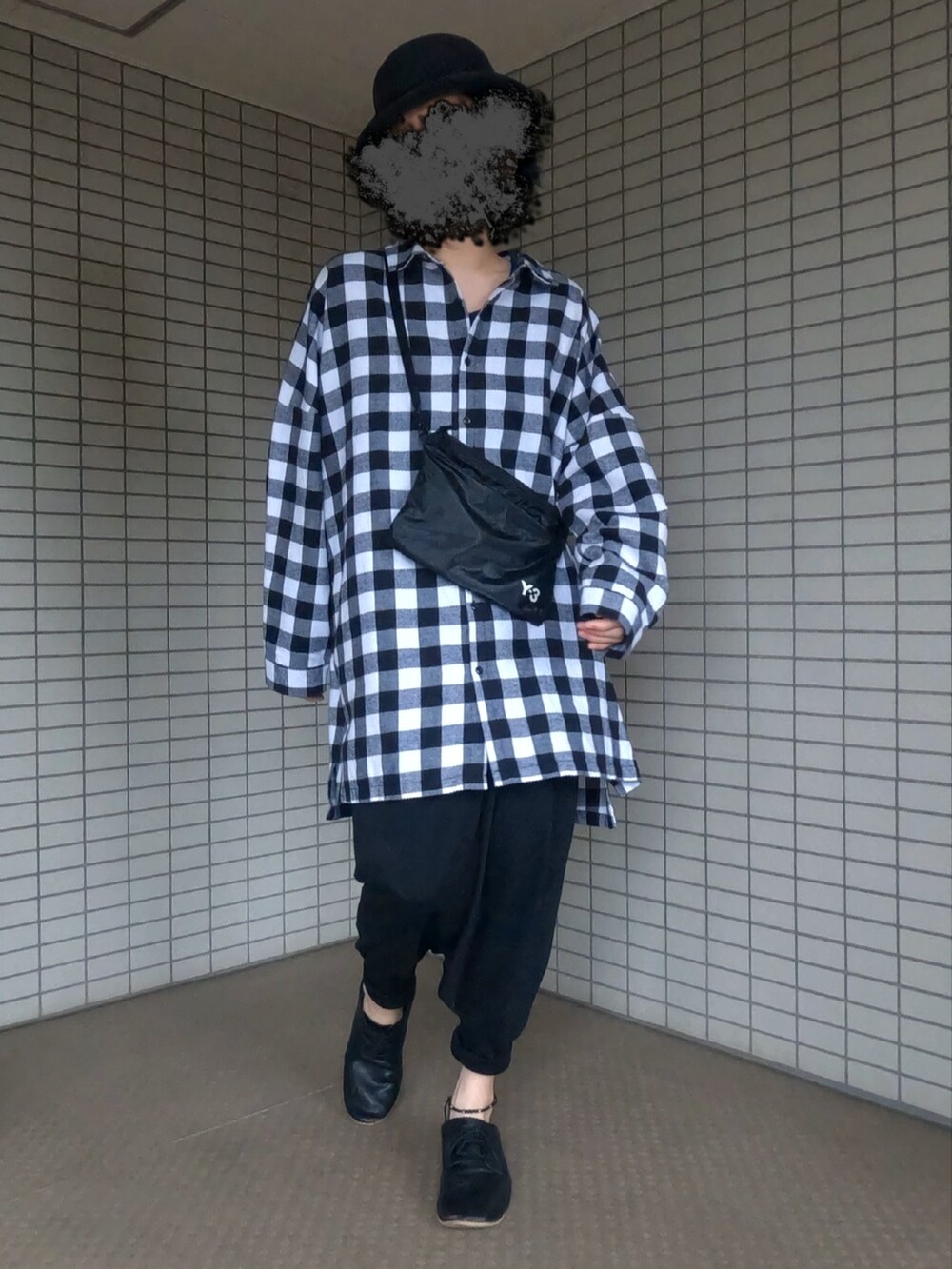 ホワイト系のシャツ/ブラウス、ブラック系のショルダーバッグ、ブラック系のその他パンツを着用したメンズの夏コーディネートの2枚目の写真