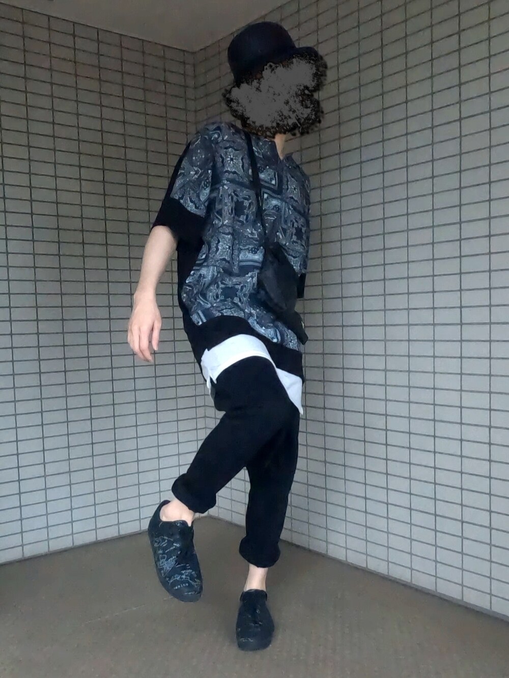 ブラック系のTシャツ/カットソー、ブラック系のショルダーバッグ、ブラック系のその他パンツを着用したメンズの夏コーディネートの3枚目の写真