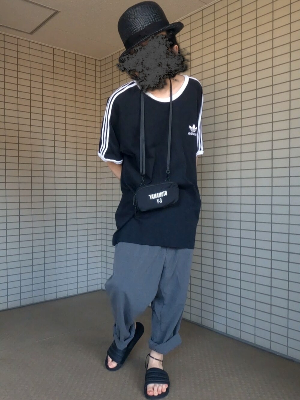 ブラック系のTシャツ/カットソー、ブラック系のショルダーバッグ、グレー系のその他パンツを着用したメンズの夏コーディネートの3枚目の写真