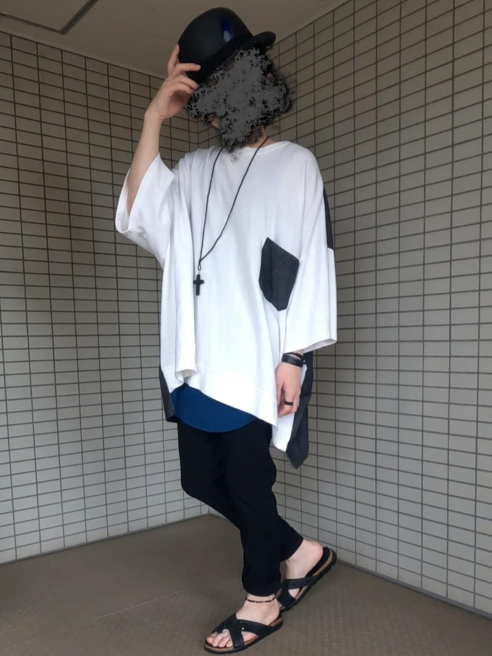 ブラック系のパンツ、ブラック系のサンダル、ホワイト系のTシャツ/カットソーを着用したメンズの夏コーディネートの2枚目の写真