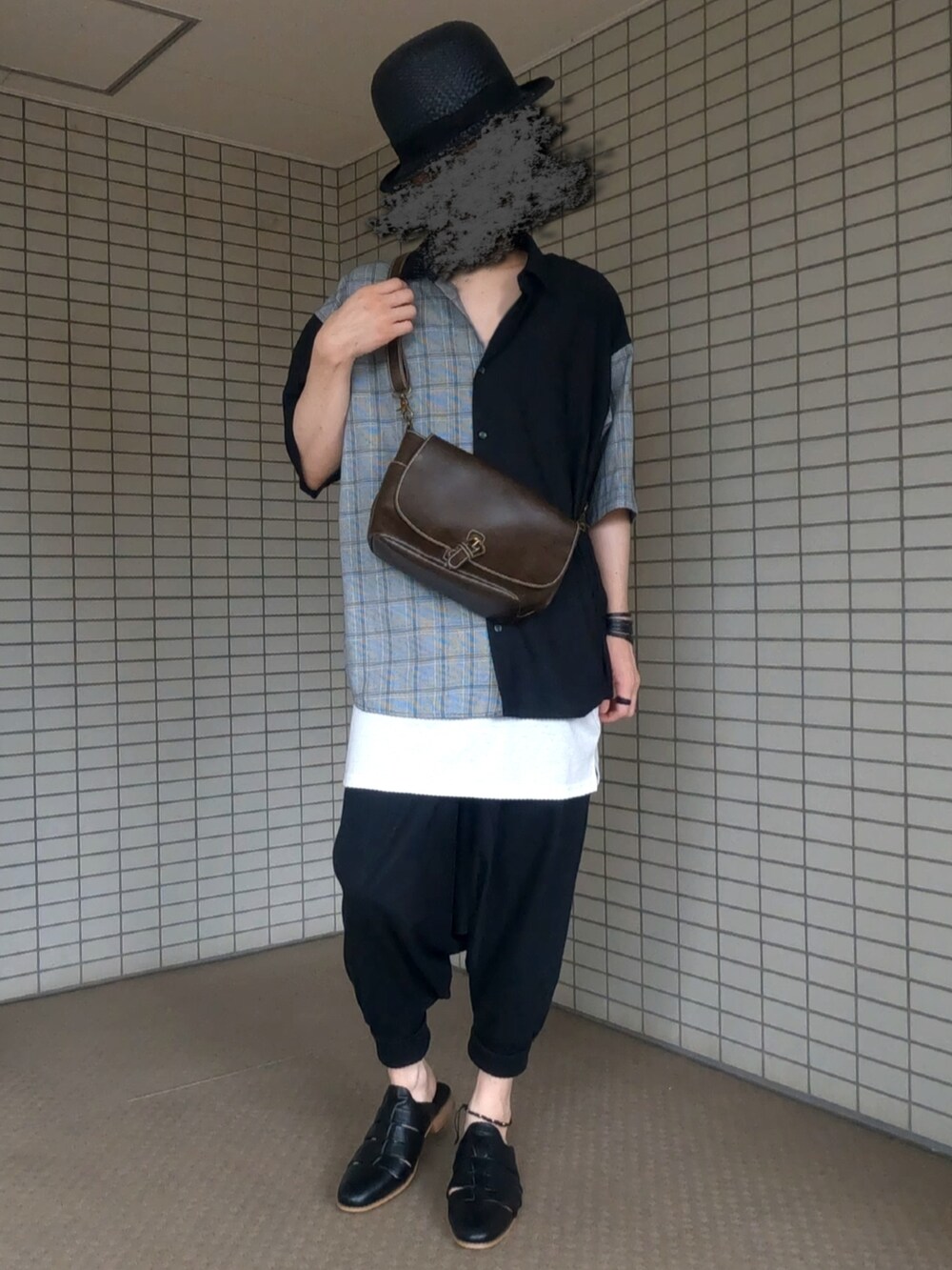 ブラック系のシャツ/ブラウス、ブラウン系のショルダーバッグ、ホワイト系のタンクトップを着用したメンズの夏コーディネートの2枚目の写真