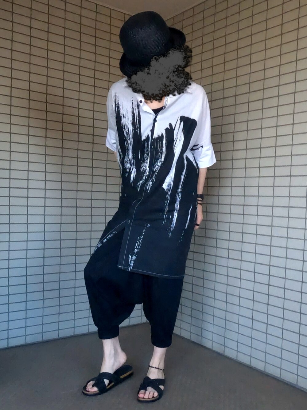 ホワイト系のシャツ/ブラウス、ブラウン系のボストンバッグ、ブラック系のその他パンツを着用したメンズの夏コーディネートの4枚目の写真