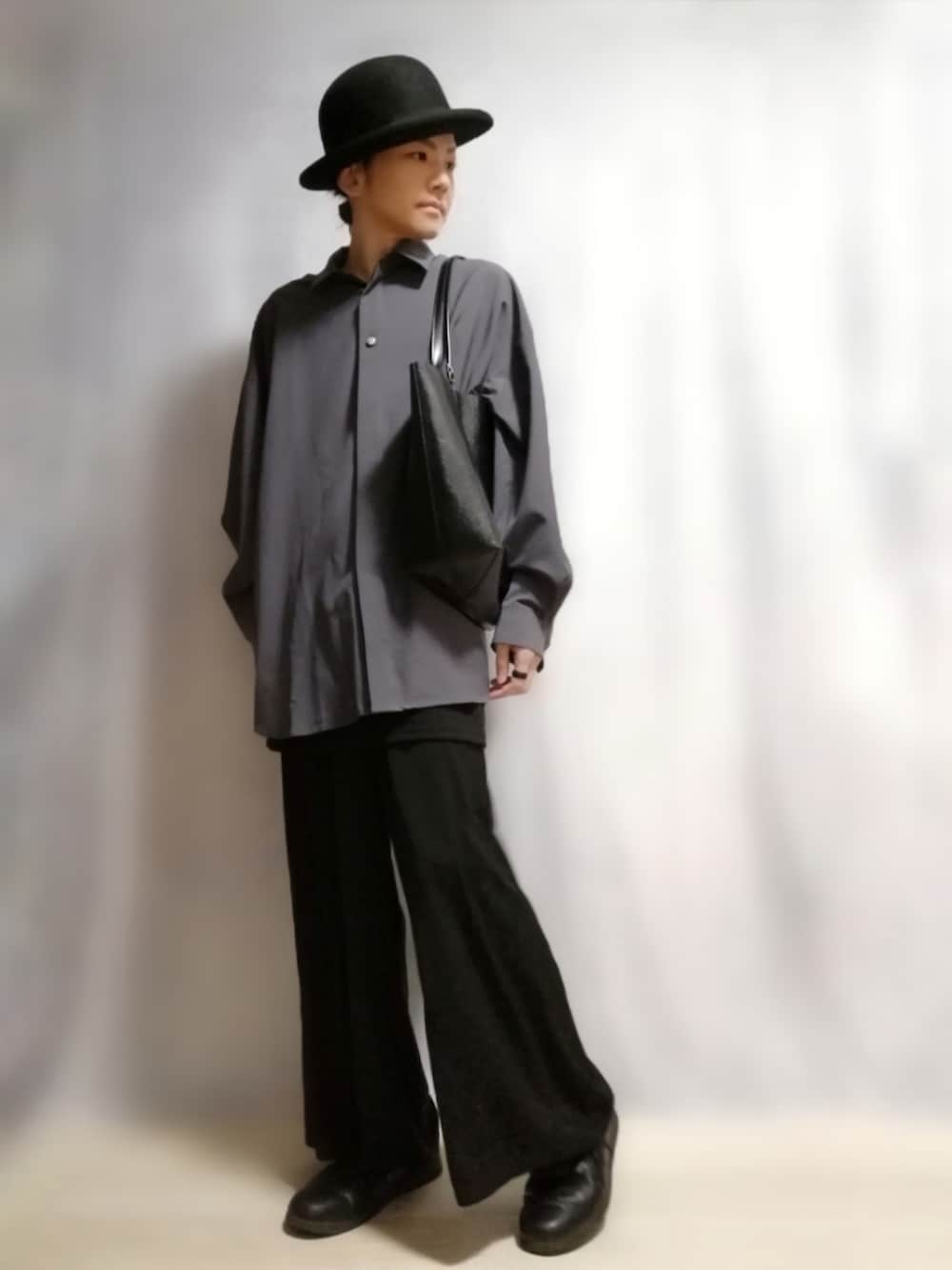 ブラック系のトートバッグ、グレー系のシャツ/ブラウス、ブラック系のパンツを着用したメンズの秋コーディネートの2枚目の写真