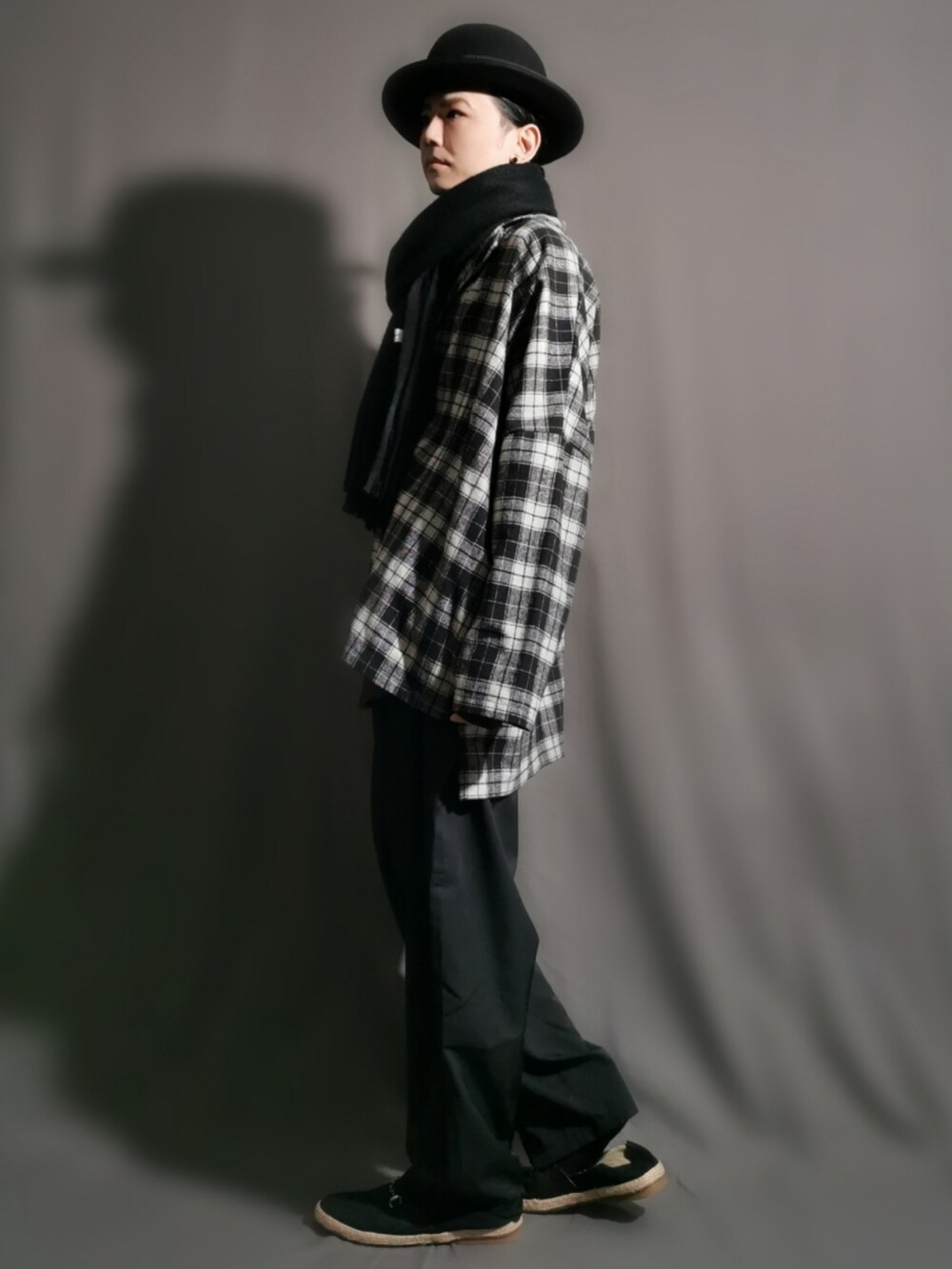 ブラック系のテーラードジャケット、ブラック系のパンツ、ブラック系のスリッポンを着用したメンズの冬コーディネートの3枚目の写真