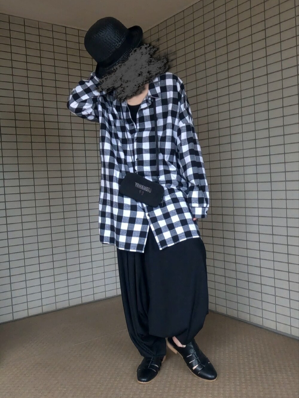 ブラック系のショルダーバッグ、ブラック系のサンダル、ブラック系のシャツ/ブラウスを着用したメンズの秋コーディネートの2枚目の写真