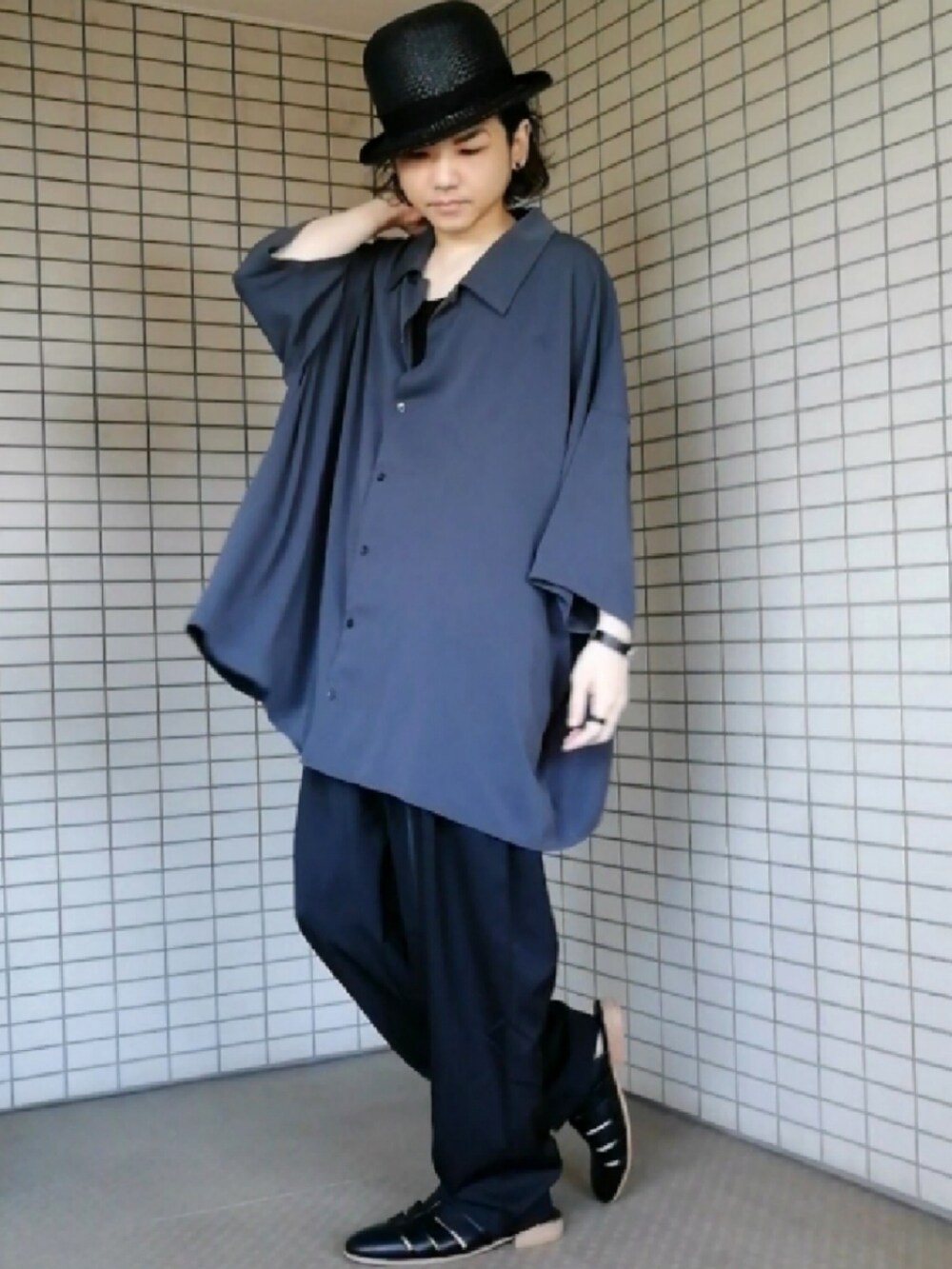 グレー系のシャツ/ブラウス、ブラック系のパンツ、ブラック系のサンダルを着用したメンズの夏コーディネートの2枚目の写真