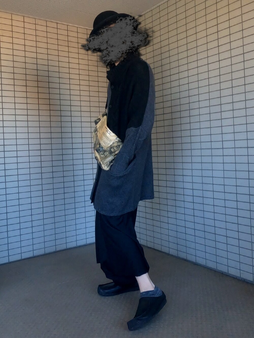 ベージュ系のショルダーバッグ、ブラック系のカーディガン/ボレロを着用したメンズの冬コーディネートの2枚目の写真