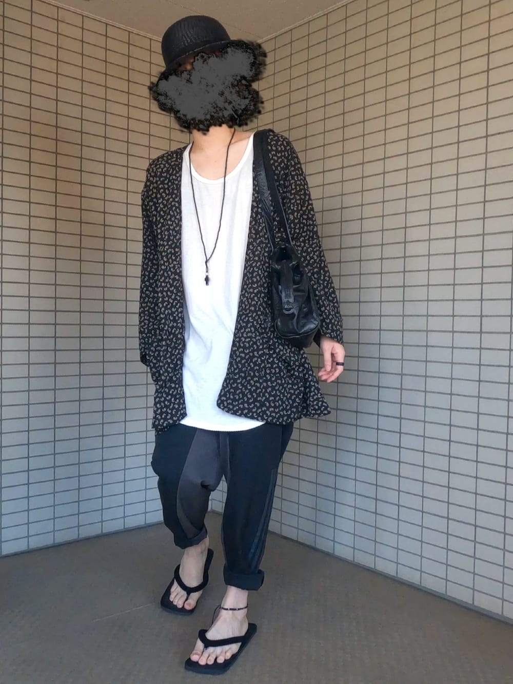 ブラック系のその他アウター、ホワイト系のタンクトップ、ブラック系のその他パンツを着用したメンズの夏コーディネートの2枚目の写真