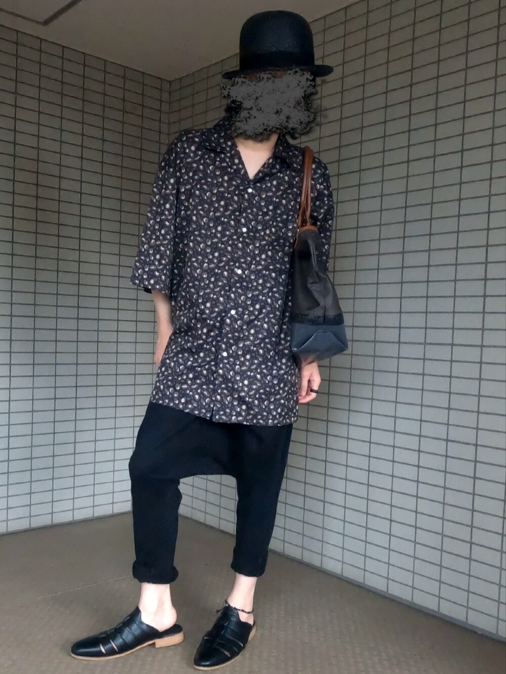 「モノトーン、黒コーデ、夏コーデ、シャツスタイル、ビッグシルエット、オーバーサイズ、ボーラーハット、ビッグシャツ、トートバッグ、サルエルパンツ、グルカサンダル、サボサンダル、MIX LIMITED」｜「ED HATのアイテム（ハット、ブラック系）」を使った、堀田(ほった)さん（メンズ・170cm）の夏コーディネートの2枚目の写真