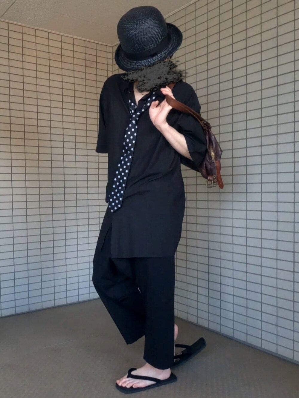 ブラック系のその他パンツ、ブラウン系のボストンバッグ、ブラック系のサンダルを着用したメンズの夏コーディネートの2枚目の写真