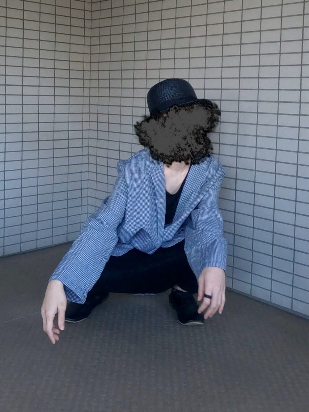 ホワイト系のテーラードジャケット、ブラック系のその他パンツ、ブラック系のスリッポンを着用したメンズの夏コーディネートの4枚目の写真